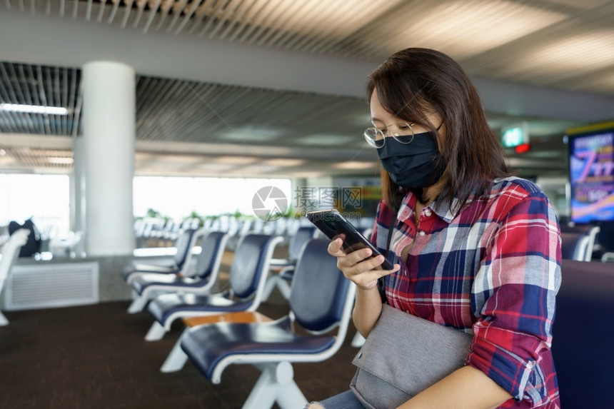 穿戴面罩的女子在机场旅行社交19年后的新生活方式旅行和泡沫概念共融19后旅行健康爆发航空公司图片