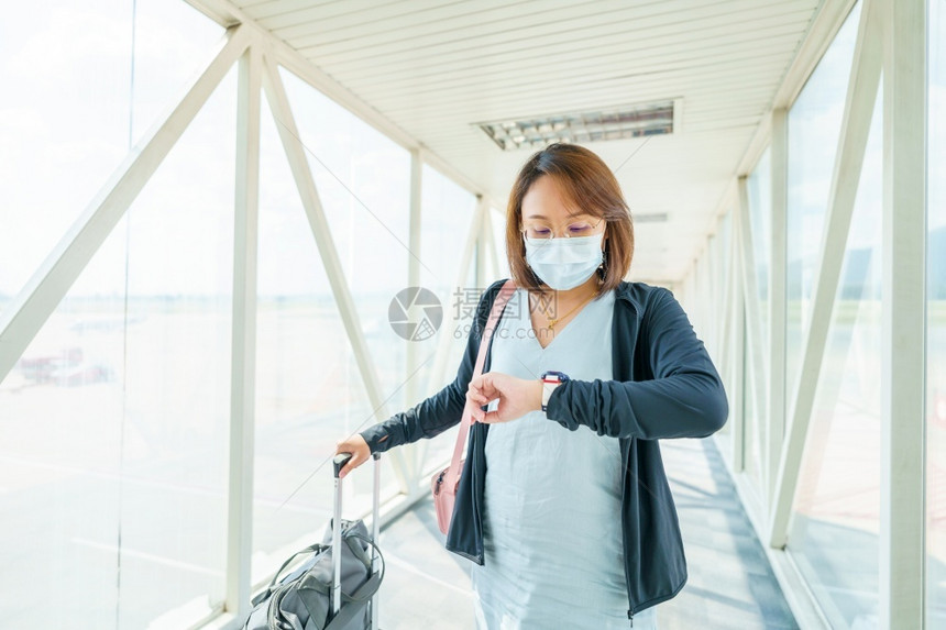 保护航班穿戴面罩的女子在机场旅行社交19年后的新生活方式旅行和泡沫概念共融19后旅行社会的图片