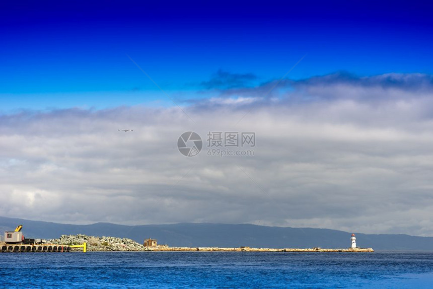目的具有灯塔和鸟地貌背景的横向码头具有灯塔和鸟地貌背景的横向码头hd导航峡湾图片