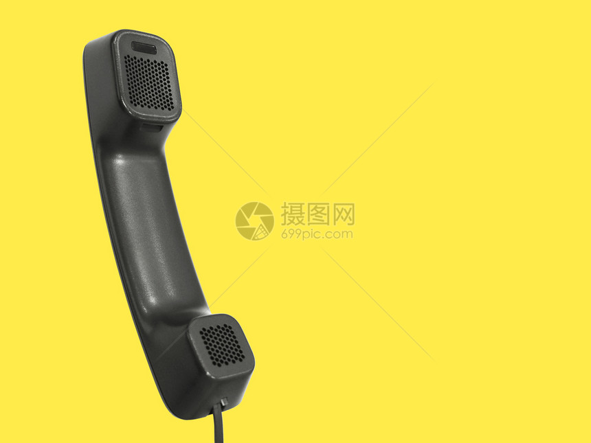 交流经典的接收者黑色电话器在黄色面纸背景上被隔离有自动复制的空间对接器VOIP图片