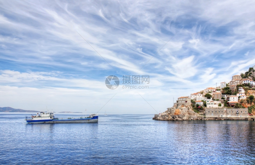 爱琴海和希腊九岛或伊德拉一艘船舶希腊爱琴海萨罗尼科湾的蓝色和白云天希腊爱琴海岸明信片白色的图片