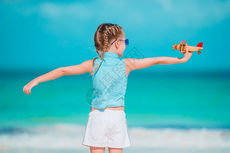 海边玩耍的小女孩图片