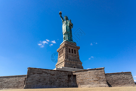 象征新的蓝天下自由神像曼哈顿纽约市建筑和带有旅游观光概念建筑和学图片