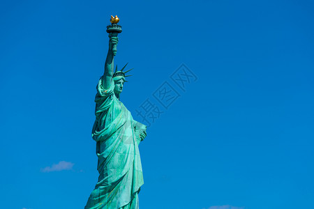 蓝天下自由神像曼哈顿纽约市建筑和带有旅游观光概念建筑和吸引力雕塑象征图片