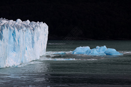 舌头冰河边湖面漂浮的碎冰块取消川背景图片