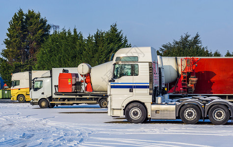 冬季期间在停车场泊的各类放卡车后勤运输背景情况物流风图片