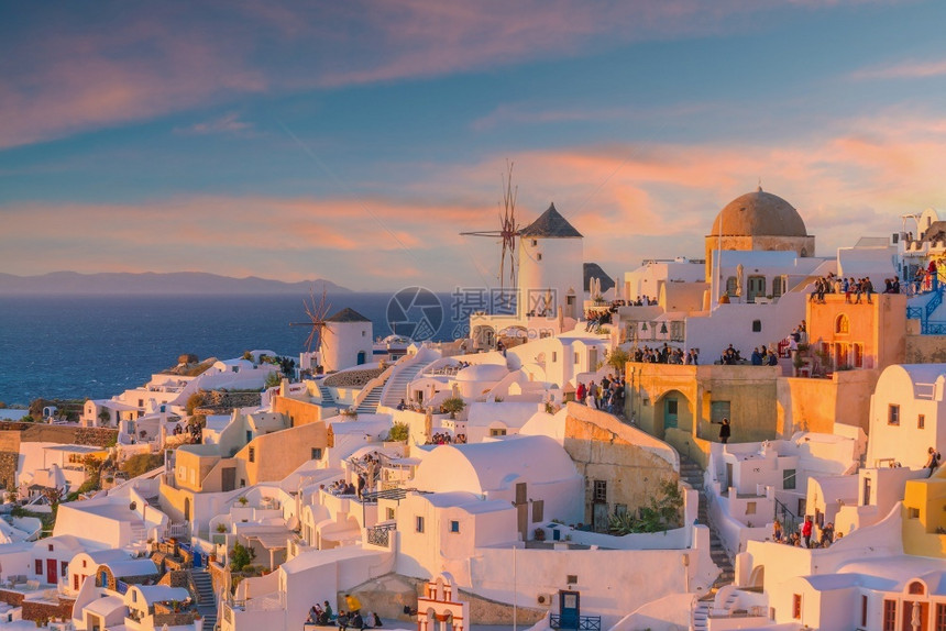 爱琴海传统的巡航圣托里尼岛奥亚镇城市景色希腊日落时全景图片