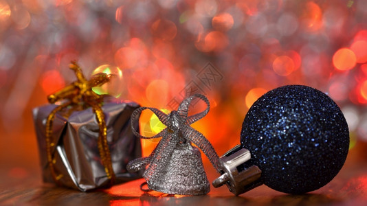 展示圣诞节和新年假日摘要背景冬季带有装饰品和灯光的圣诞贺卡礼物闪亮的图片