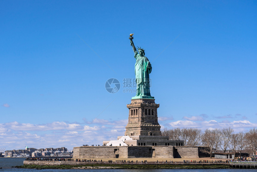 雕塑蓝天下自由神像曼哈顿纽约市建筑和带有旅游观光概念建筑和新的降低图片