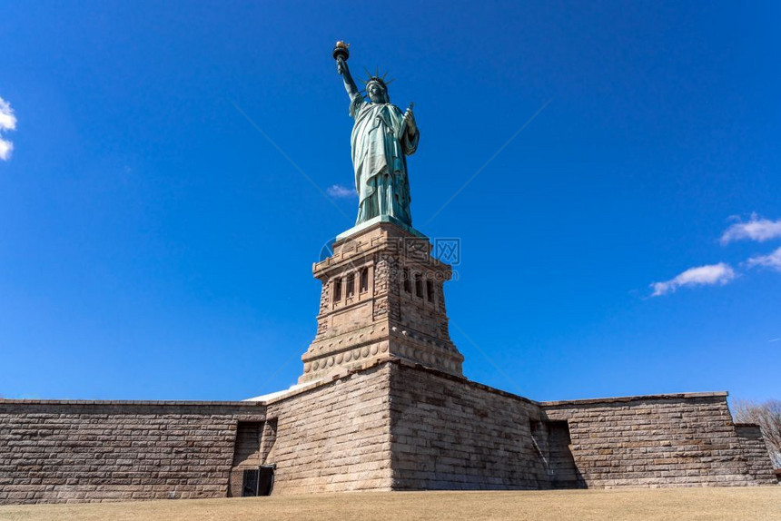 雕塑建造城市蓝天下自由神像曼哈顿纽约市建筑和带有旅游观光概念建筑和图片