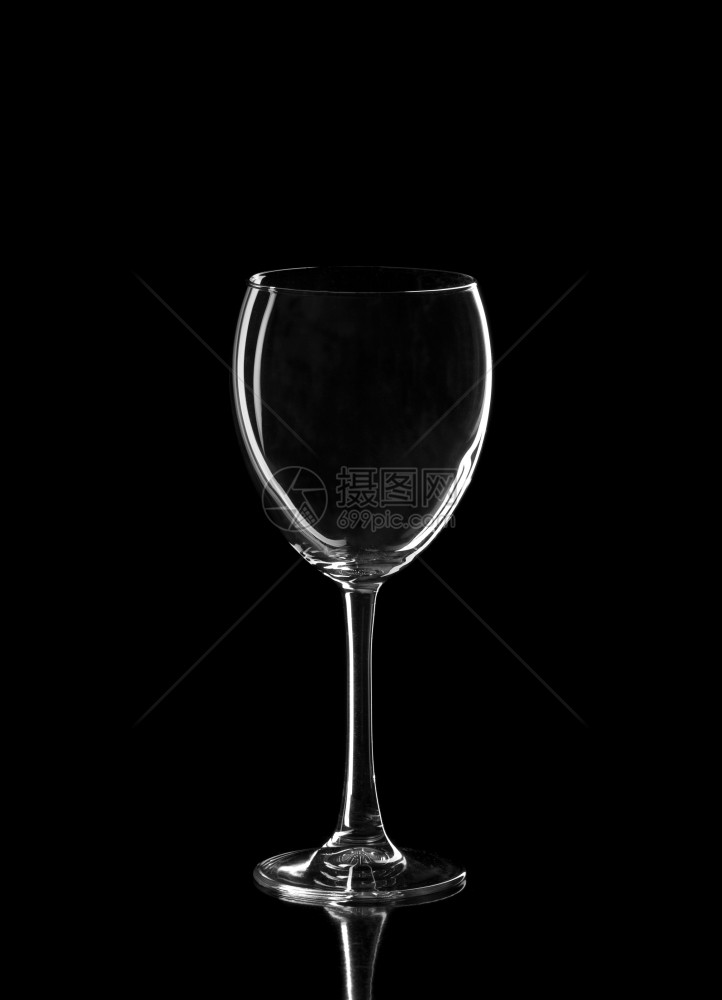 庆典一杯空的葡萄酒在黑色背景上分离餐厅精神图片