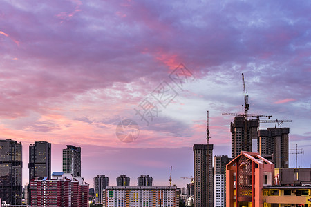 新加坡下城天线的建筑工地景象与紫色黄云金的邻里城市高清图片