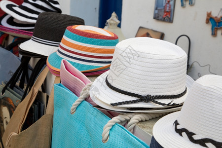 保护很多帽子在希腊福列干德罗斯的一家商店蓝色服装图片