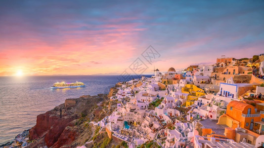 天空圣托里尼岛奥亚镇城市景色希腊日落时全景村庄伊亚图片