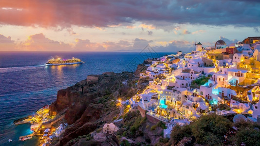 圣托里尼岛奥亚镇城市景色希腊日落时全景村庄希腊语酒店图片