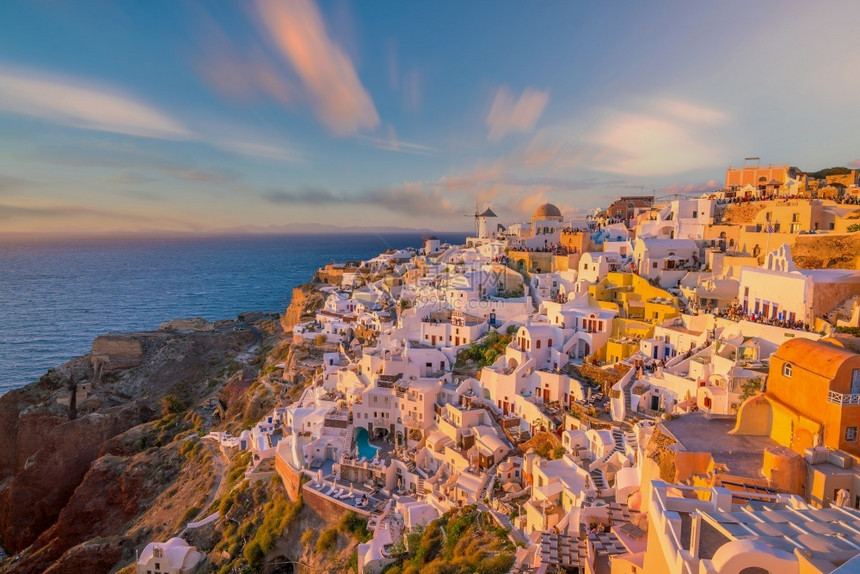 蓝色的巡航圣托里尼岛奥亚镇城市景色希腊日落时全景浪漫的图片