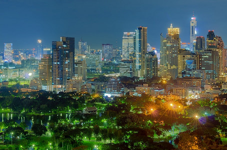 暮旅行曼谷黄昏夜景区商业曼谷夜景的市风夜反射图片