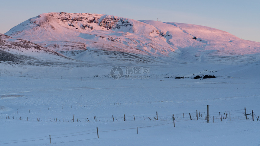 雪覆盖的山上日出冰岛欧洲目的地天空景观图片