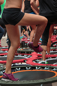 有氧运动中心Gym校内参加健身锻炼的小型田道运动女生蹦床图片