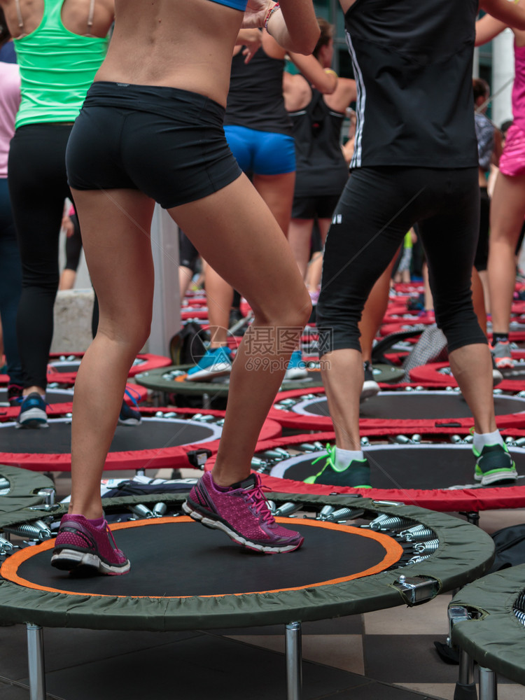 弹跳积极的有氧运动Gym校内参加健身锻炼的小型田道运动女生图片