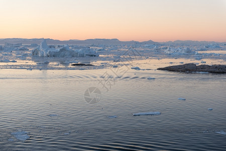 水蓝色的美丽冰山在Disko湾的格陵兰岛伊卢利萨塔周围自然图片