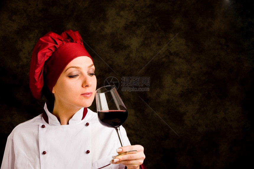年轻成功女厨师用葡萄酒做美食的照片对比工作女图片