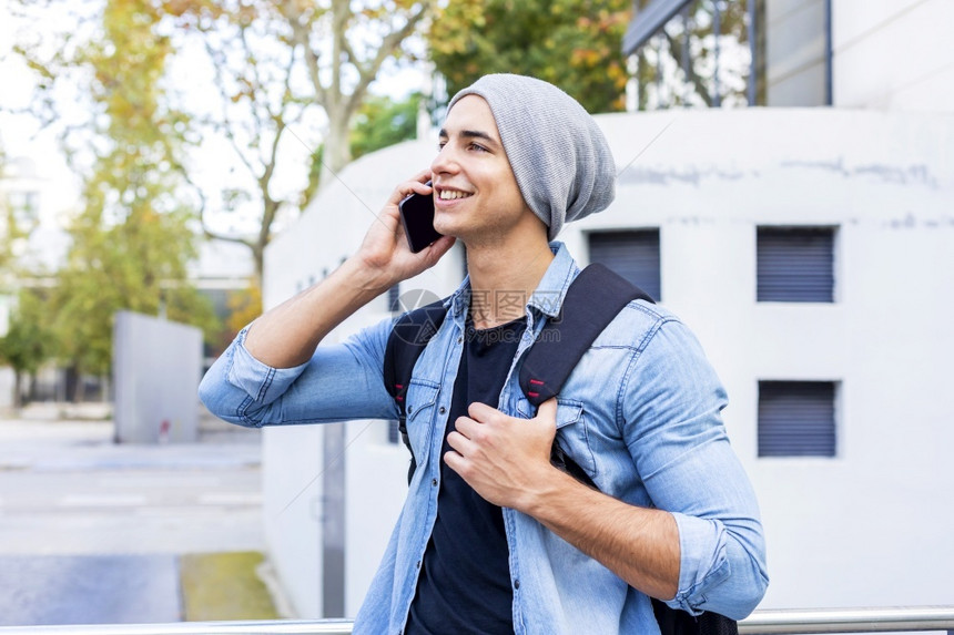 男人青年子持有移动电话使用智能手机打电话在中说b青年男子户外部图片