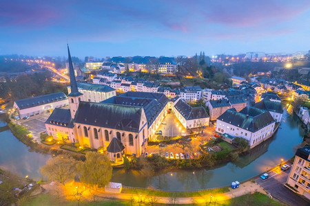 建筑学从卢森堡的顶楼观望卢森堡城的天线日落市景观图片