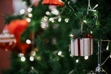 圣诞树上装饰礼盒背景图片