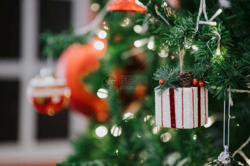 圣诞树上装饰礼盒图片