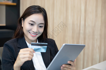 在线使用平板牌和信卡购物软件的女实业银行药片手图片