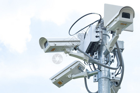 控制民意调查行业在屋顶上安装了几台摄像头以检查安全情况图片