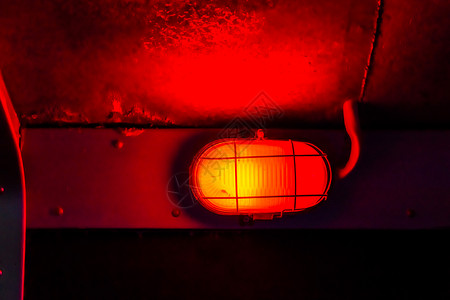 警报在水下船只内侧的一艘潜艇上闪耀着红光传统的闪电背景图片