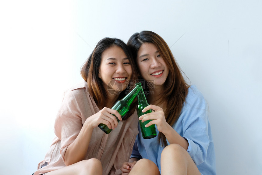 两个喝酒庆祝的女性图片