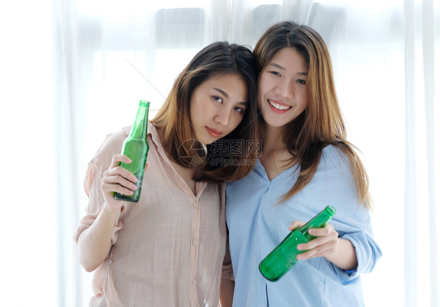 两个喝酒庆祝的女性图片
