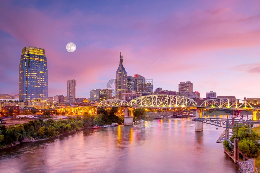 夜晚城市Nashville田纳西州市中心天际线在美国黄昏状态图片