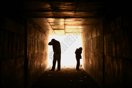 门厅男生贫困无望助的父亲和儿子在隧道A中背景