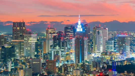 日本新宿大楼的东京天际线六本木塔发光的图片