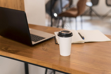 工作场所马克杯沟通配备咖啡的现代办公桌图片