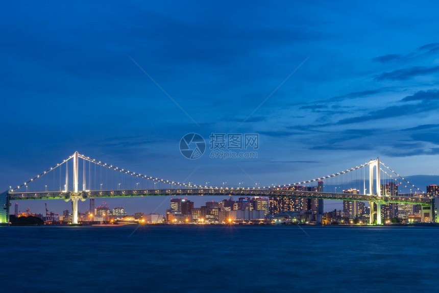 日本黄昏的城市风景中的Odaiba桥路市中心河图片