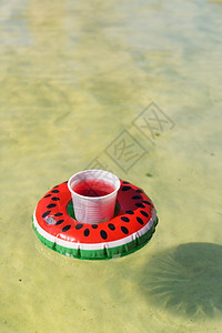 夏日汽水和西瓜泳圈图片