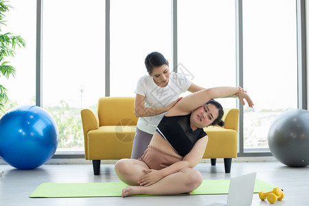 莲花亚洲妇女在家里瑜伽锻炼女士健康图片