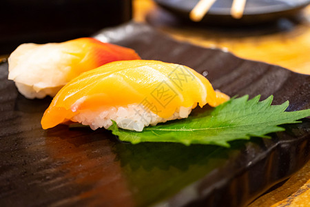 传统的三文鱼亚洲新鲜鲑和冲浪平静的寿司日本菜图片