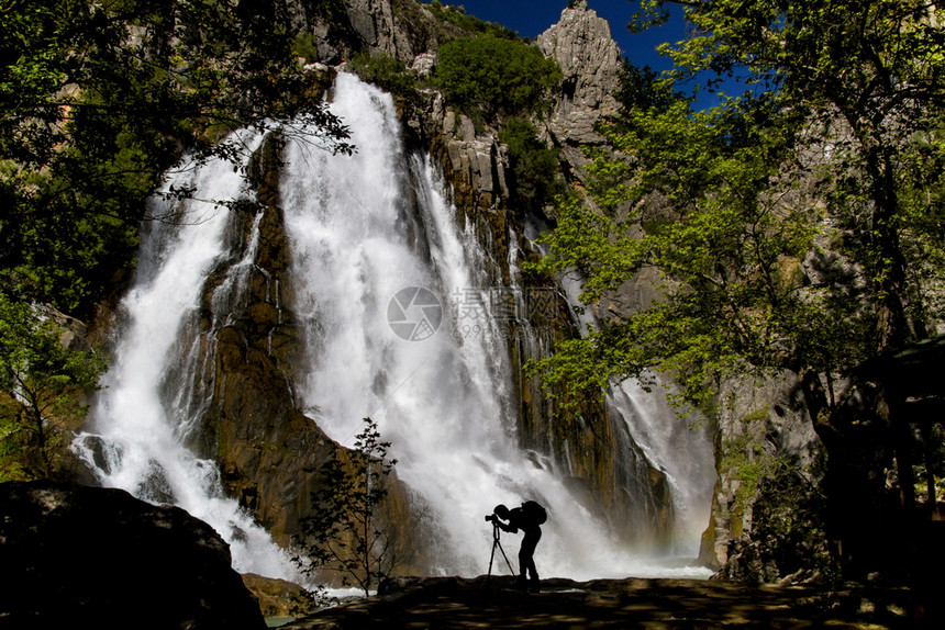 最佳旅游在山之间大瀑布和湖泊流进峡谷中美丽图片