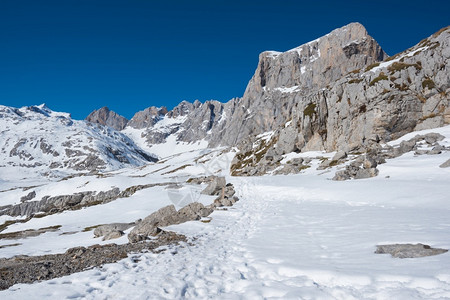 国民冰全景西班牙坎塔布里亚PicosdeEuropa山的冬季风景图片