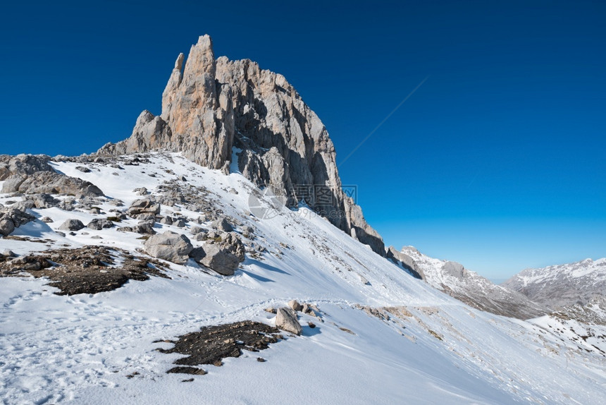 西班牙坎塔布里亚PicosdeEuropa山的冬季风景霜蓝色的雪图片