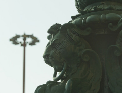 蓝天下石狮的近距离白色装饰风格品图片