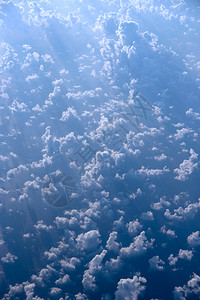 水平的云上飞行机窗外的白云美妙全景飞过白云下面的美丽天堂全景气象自由图片