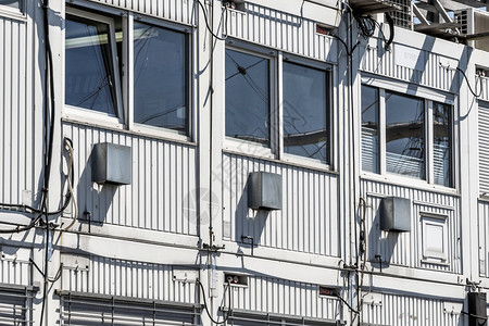 永恒的堆叠窗户德国汉堡一个大型建筑工地旁边的堆叠集装箱作为建筑工地办公处存放在德国汉堡的一个大型建筑工地旁背景图片