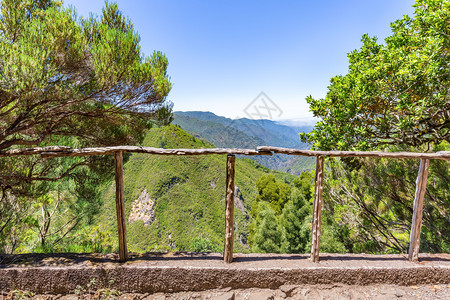 游客景观舍内维尔透过在葡萄牙有深渊山谷和丘的木栅栏图片